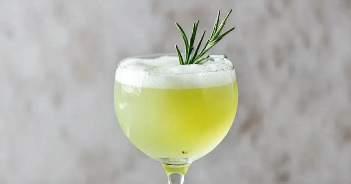 Gin with Green Apple Foam and Rosemary: A Refreshing Twist on a Classic